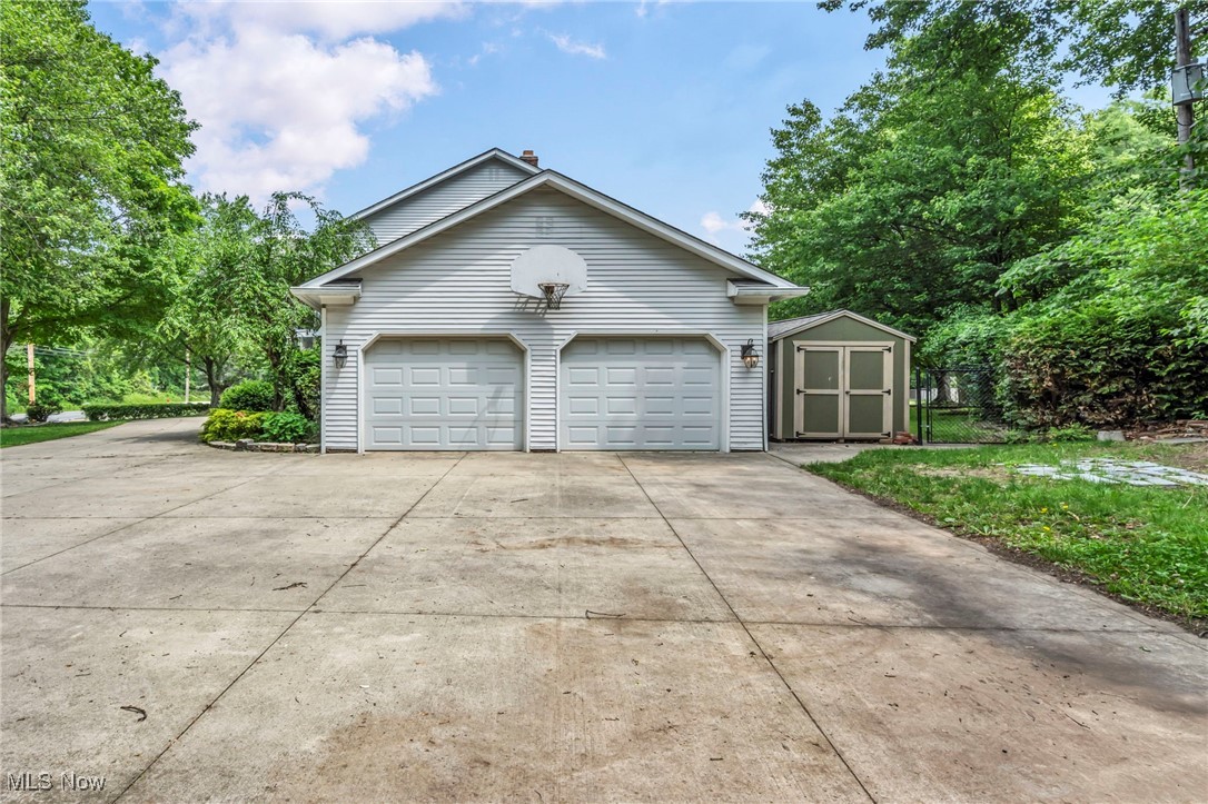 38814 Johnnycake Ridge Road Willoughby, OH 44094 - Photo 4 of 48 Side Garage