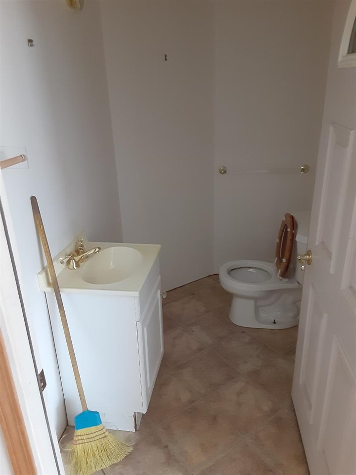 7359 East River Road Flushing, MI 48433 - Photo 3 of 16 lavatory