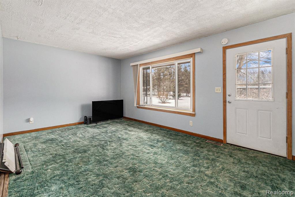 1726 Peavy Road Howell, MI 48843 - Photo 6 of 43