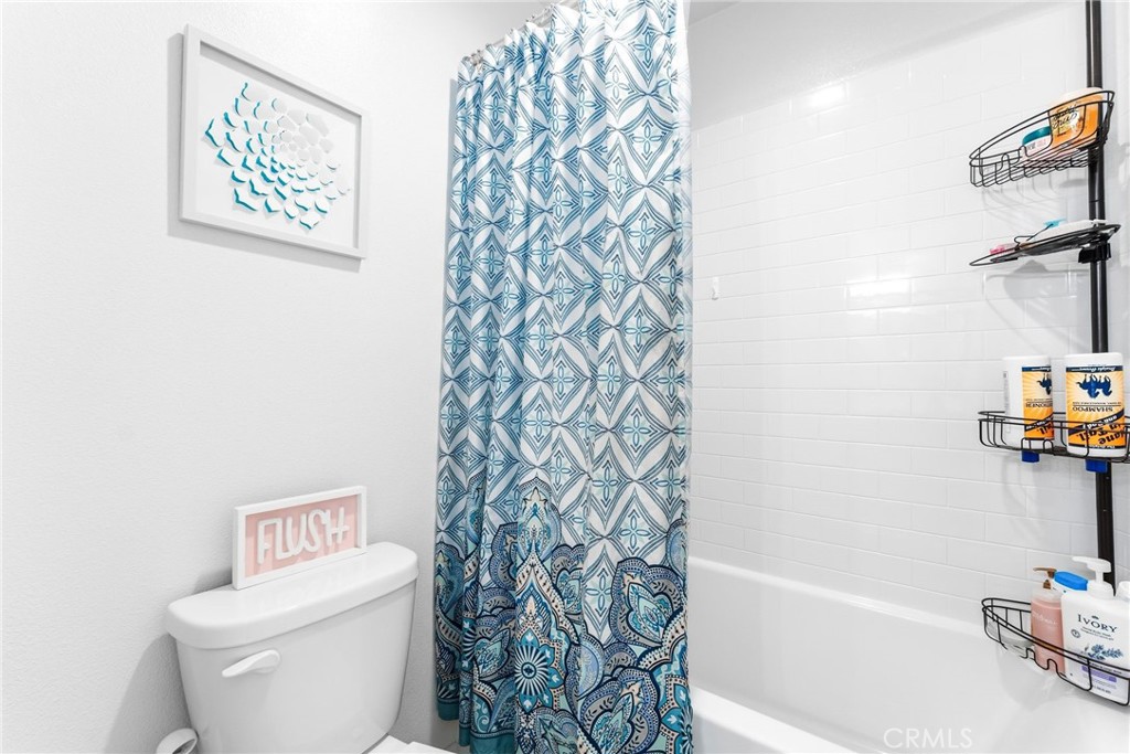 205 Windsor Grey Way Fallbrook, CA 92028 - Photo 26 of 43 Upstairs bathroom