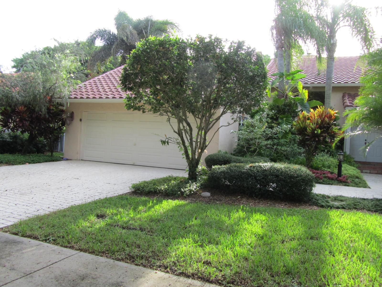 859 Parkside Circle North Boca Raton, FL 33486 - Photo 3 of 32 Front garage