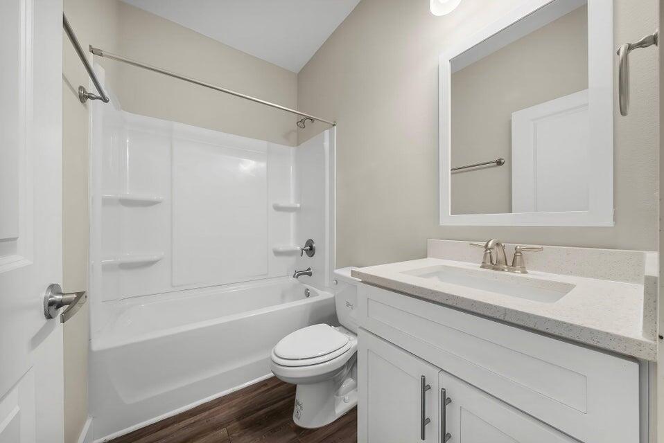274 Date Palm Lane, Unit HORIZON Freeport, FL 32439 - Photo 9 of 25 a bathroom with a sink a toilet and a bathtub