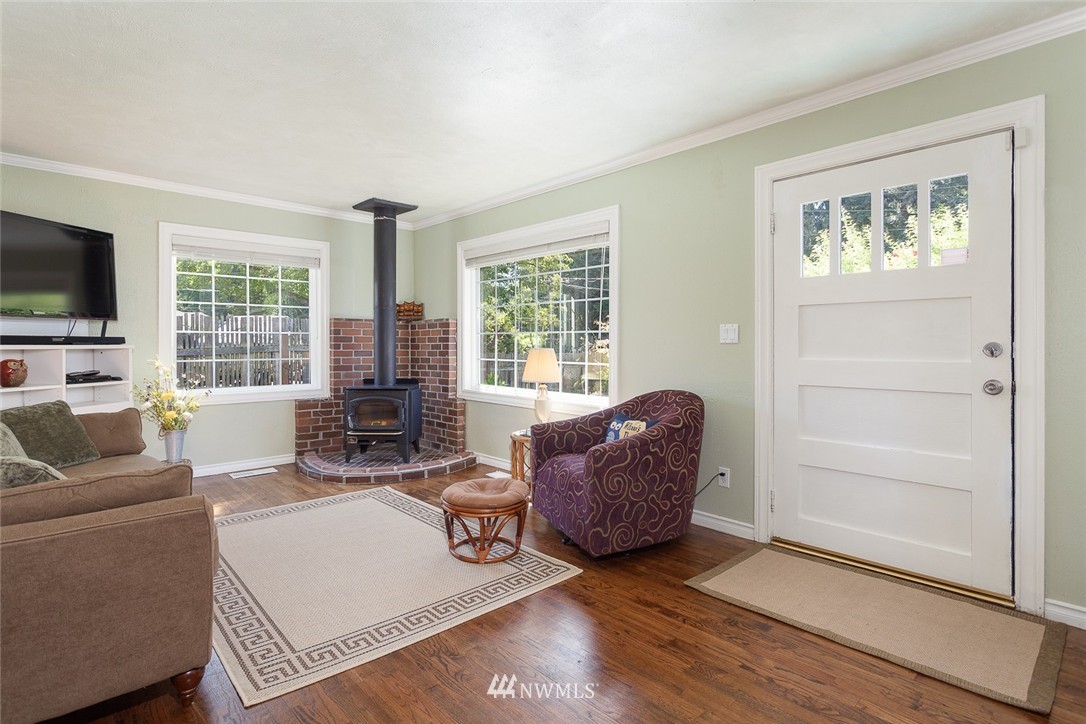 8829 231st Street Southwest Edmonds, WA 98026 - Photo 2 of 22