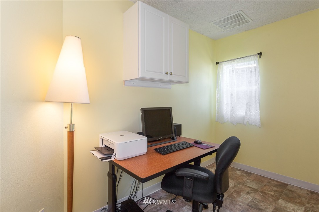 8829 231st Street Southwest Edmonds, WA 98026 - Photo 12 of 22