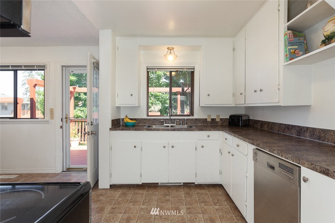 8829 231st Street Southwest Edmonds, WA 98026 - Photo 6 of 22