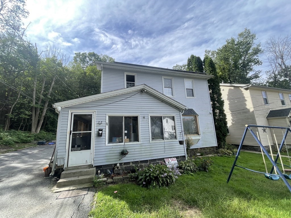 a view of a house with backyard