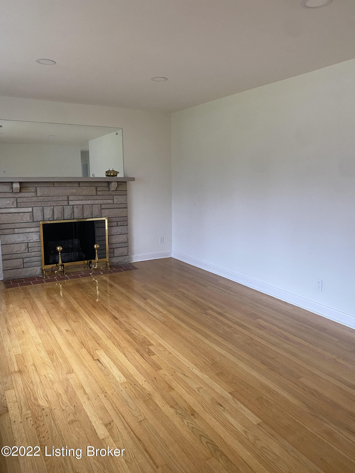 7647 3rd Street Road Louisville, KY 40214 - Photo 4 of 50 living room