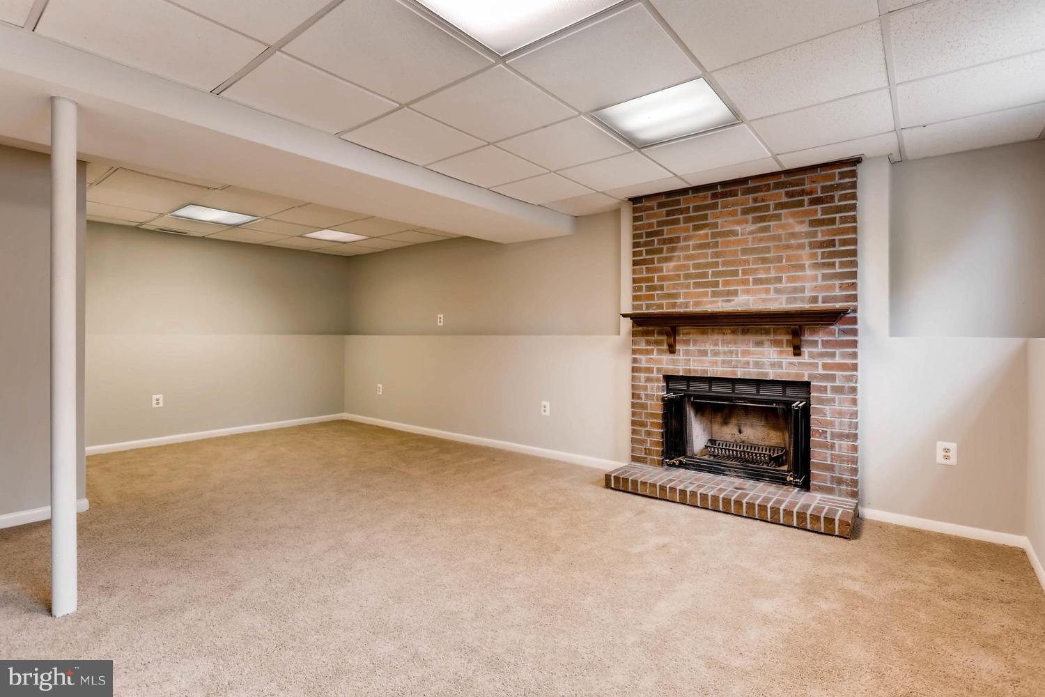 33 Yew Road Baltimore, MD 21221 - Photo 21 of 29 Living Room