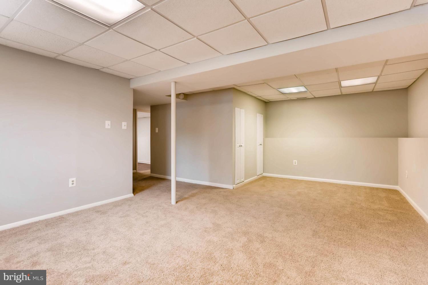 33 Yew Road Baltimore, MD 21221 - Photo 22 of 29 Living Room