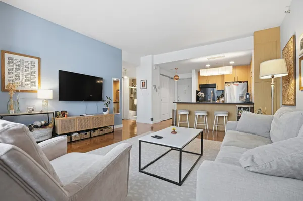 $975,000 | 5-49 Borden Avenue, Unit J6 | Long Island City