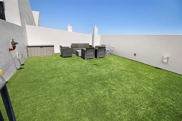 a view of a backyard