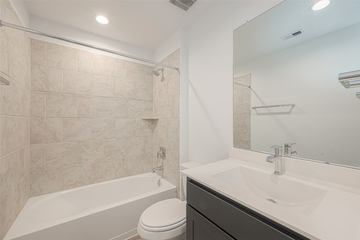 2731 Willow Gulch Way Rosenberg, TX 77469 - Photo 28 of 50 a bathroom with a sink a toilet and a bathtub