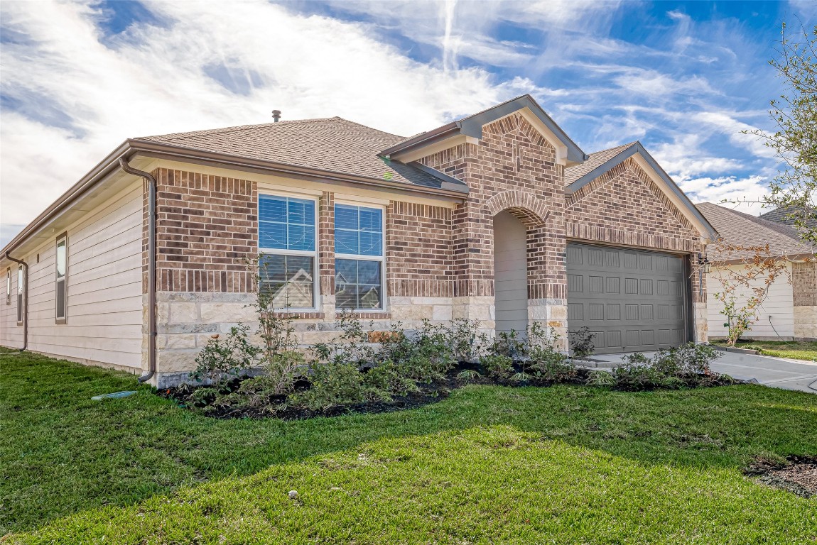 2731 Willow Gulch Way Rosenberg, TX 77469 - Photo 3 of 50 a front view of a house with garden