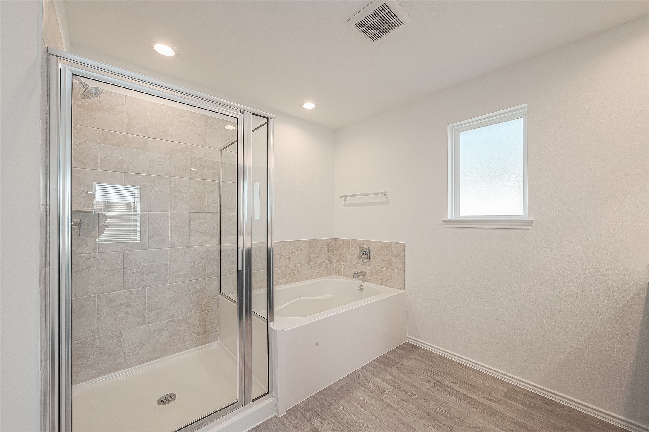 2731 Willow Gulch Way Rosenberg, TX 77469 - Photo 41 of 50 a bathroom with a bathtub and a shower