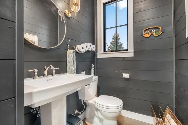 $1,099,000 | 17 Moose Rdg Road, Rangeley, ME 04970