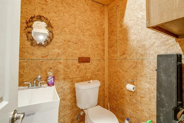 $1,250,000 | 207 Trails End, Poolville, TX 76487