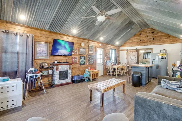 $1,250,000 | 207 Trails End, Poolville, TX 76487