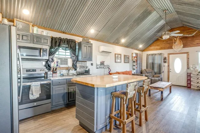 $1,250,000 | 207 Trails End, Poolville, TX 76487