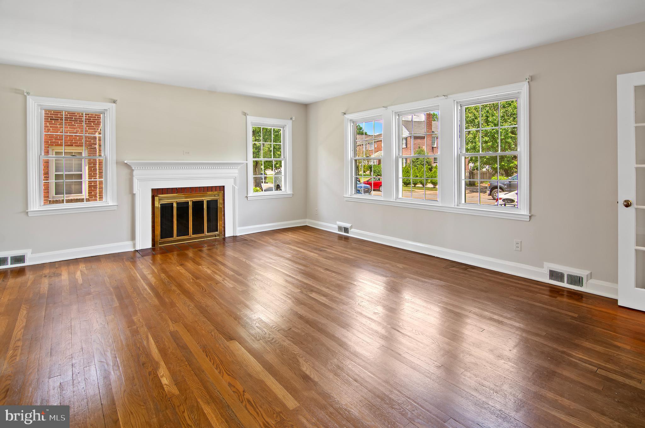 1954 Edgewood Road Towson, MD 21286 - Photo 2 of 34 Gleaming hardwood Floors!