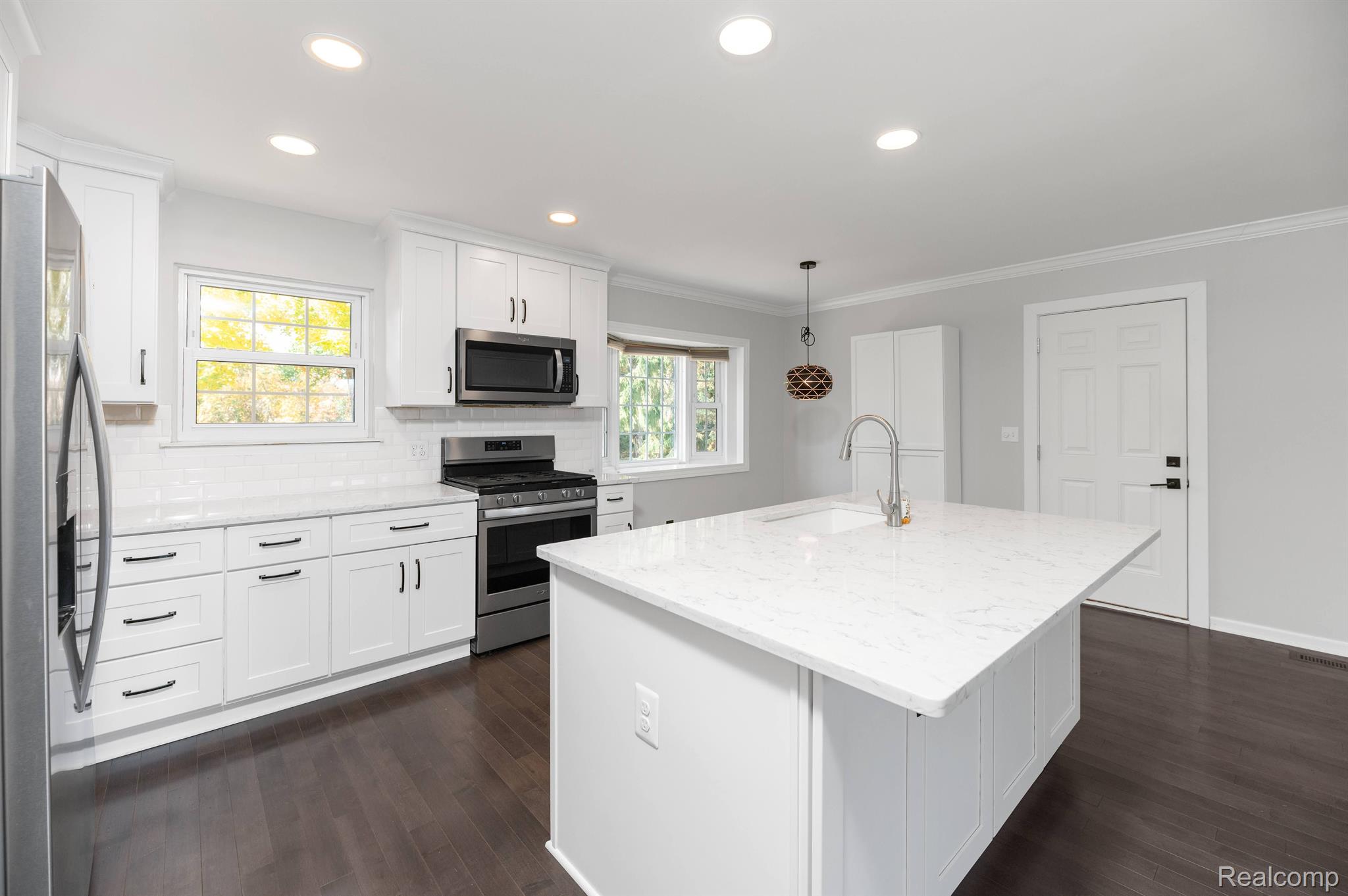 373 Bellarmine Drive Rochester, MI 48309 - Photo 3 of 15 Updated Kitchen