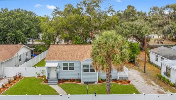 a view of a yard in front of house