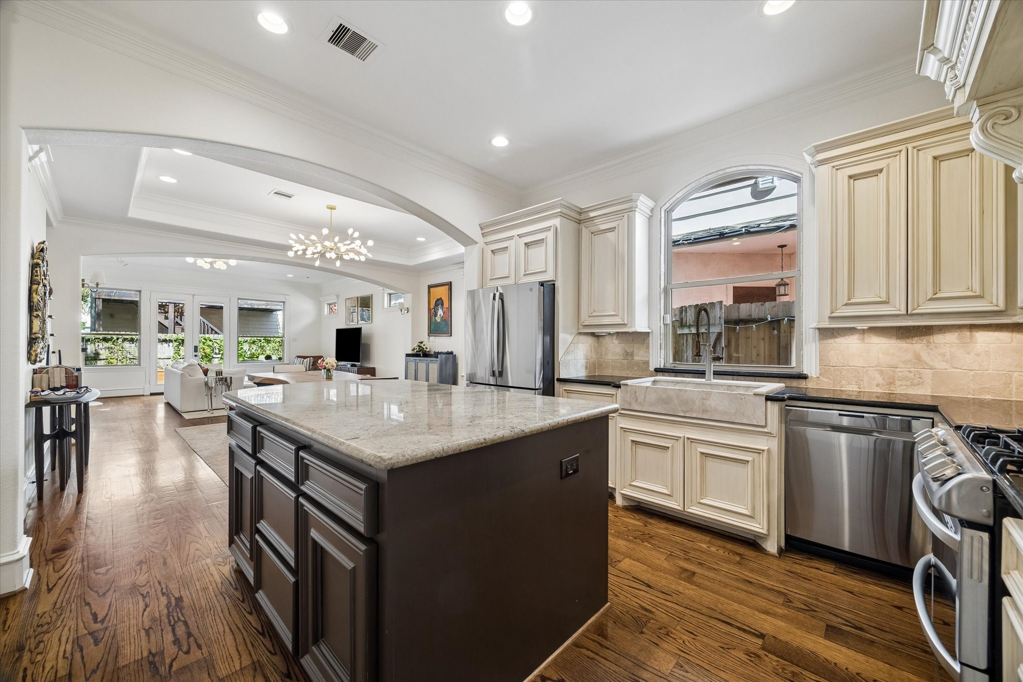 5334 Inker Street Houston, TX 77007 - Photo 8 of 39 Chef's kitchen boasts stainless appliances, a custom farm sink, granite counters, and an abundance of cabinets.