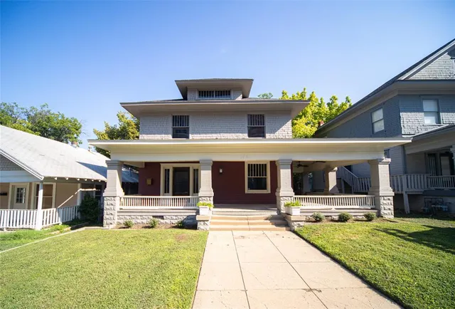 a house view with a outdoor space