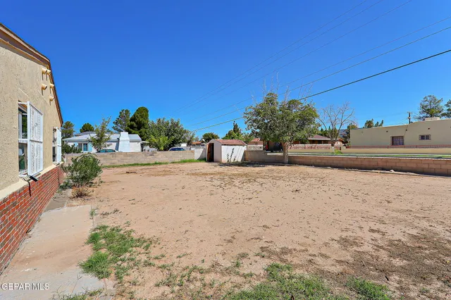 a view of a yard with a house