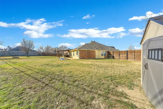 a picture of a wall with a white and white photo