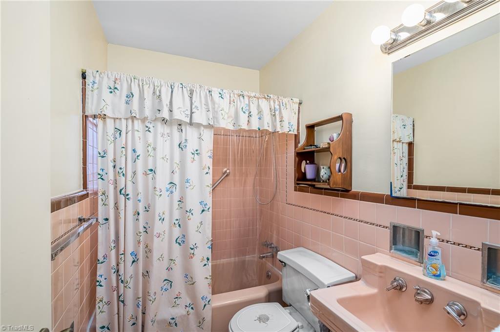 1263 Huntingdon Road Winston-Salem, NC 27104 - Photo 18 of 26 Hall bath has a small window in the shower