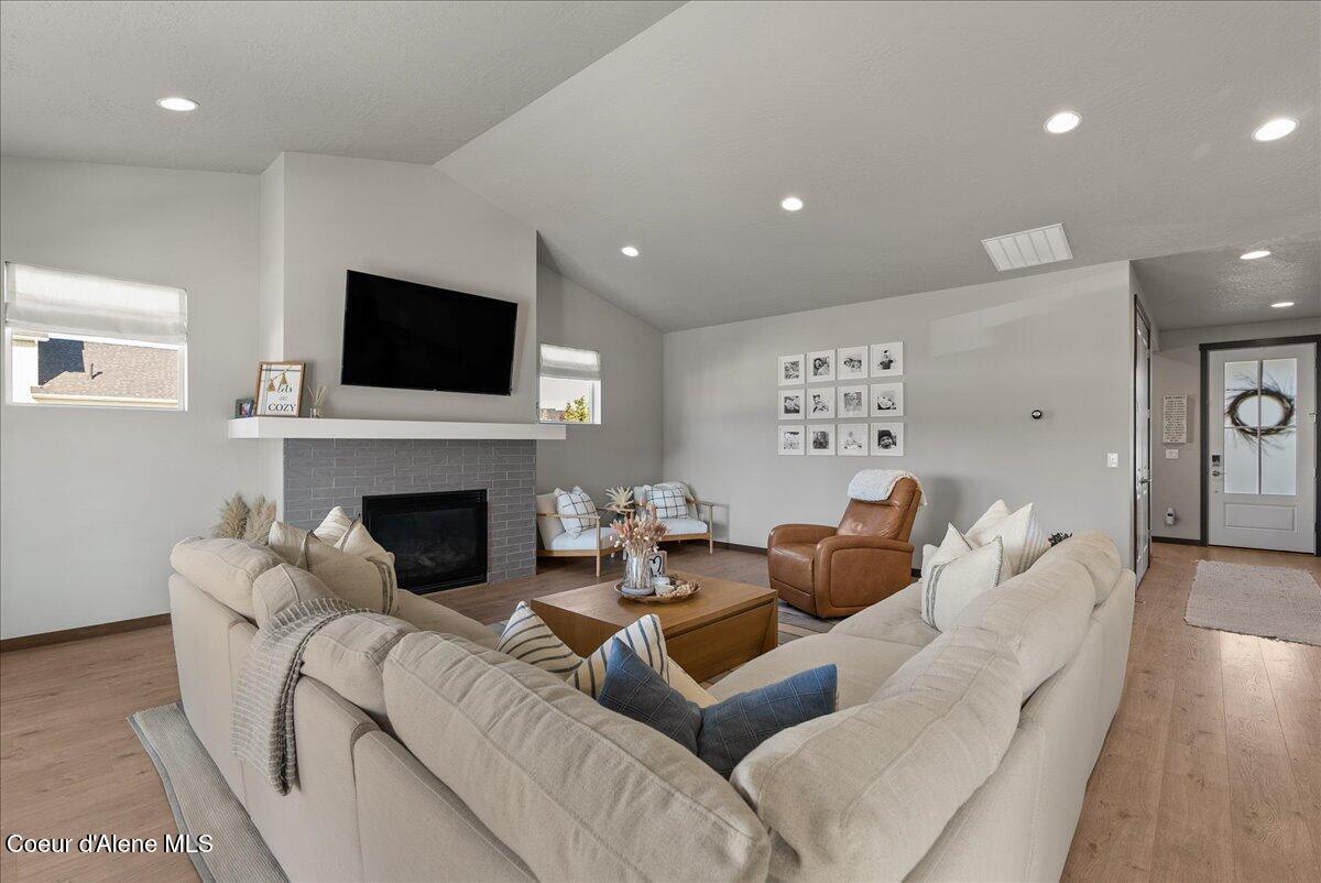 4332 West Enclave Way Coeur D'Alene, ID 83815 - Photo 25 of 52 10-Living Room