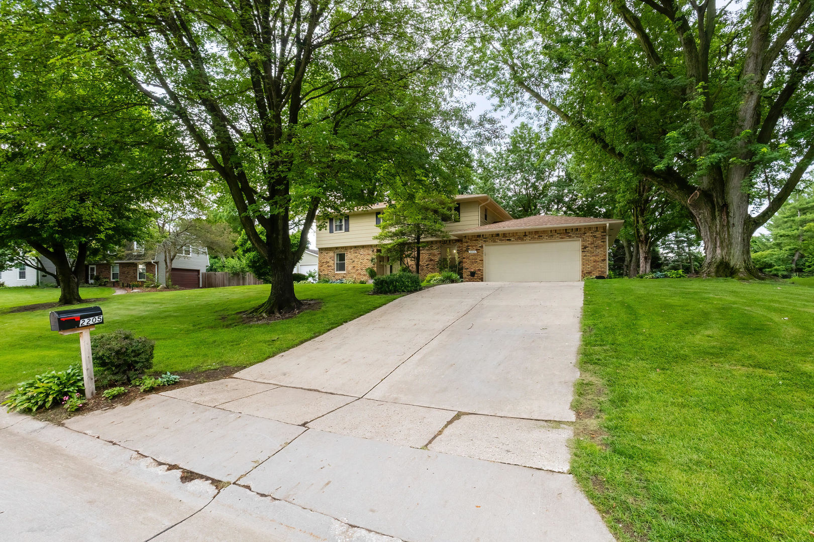 2205 Winding Hill Road Davenport, IA 52807 - Photo 3 of 64