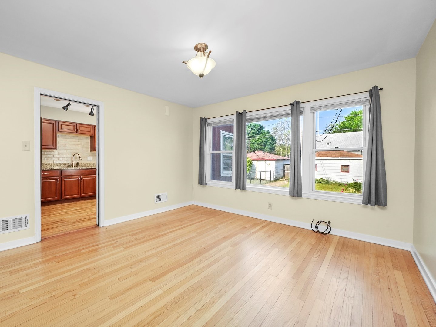 7754 South Yates Boulevard Chicago, IL 60649 - Photo 8 of 32