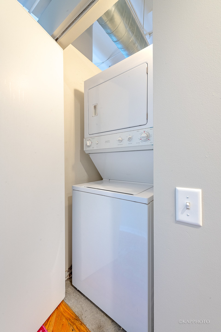 500 South Clinton Street, Unit 133 Chicago, IL 60607 - Photo 14 of 28 a view of washer and dryer