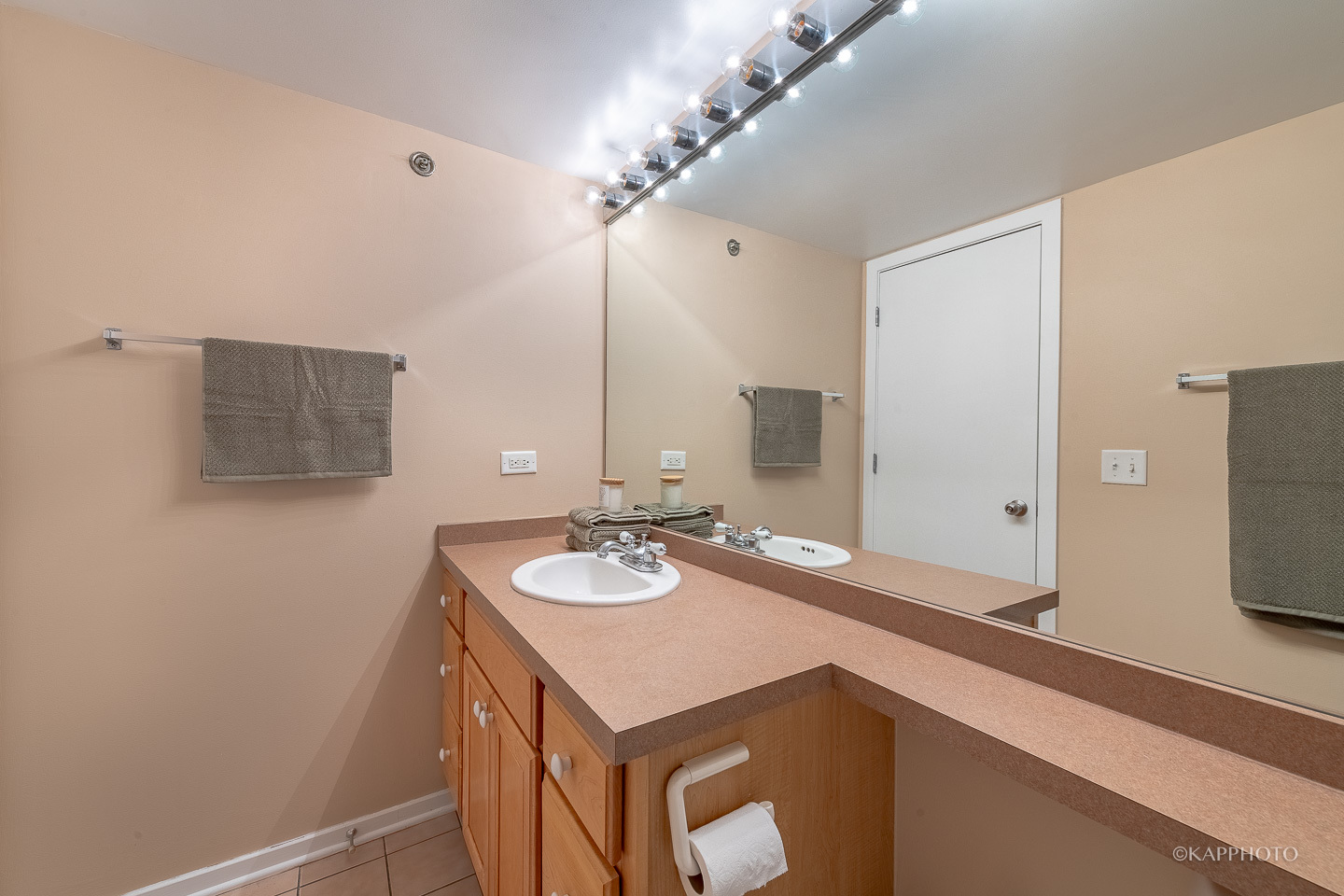500 South Clinton Street, Unit 133 Chicago, IL 60607 - Photo 21 of 28 a bathroom with a sink a vanity and a mirror