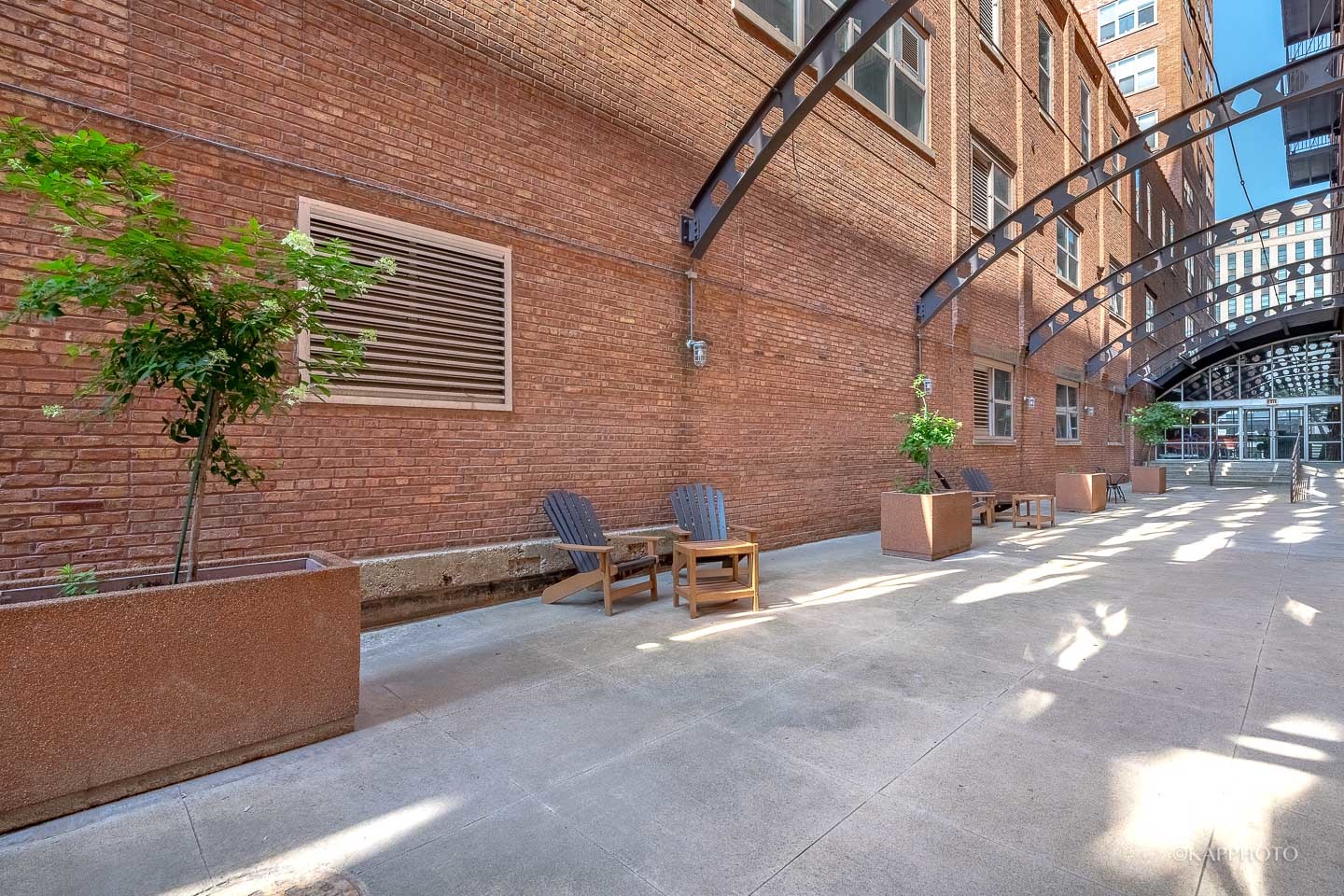500 South Clinton Street, Unit 133 Chicago, IL 60607 - Photo 28 of 28 a view of a patio with a table and chairs