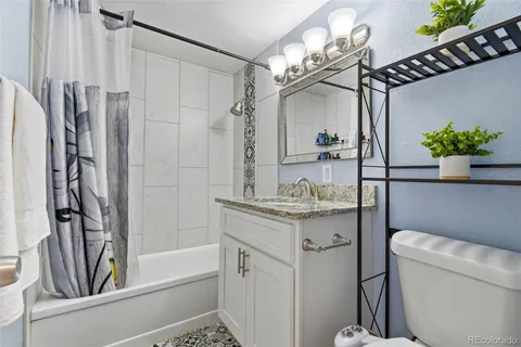 a chair and a table in a backyard