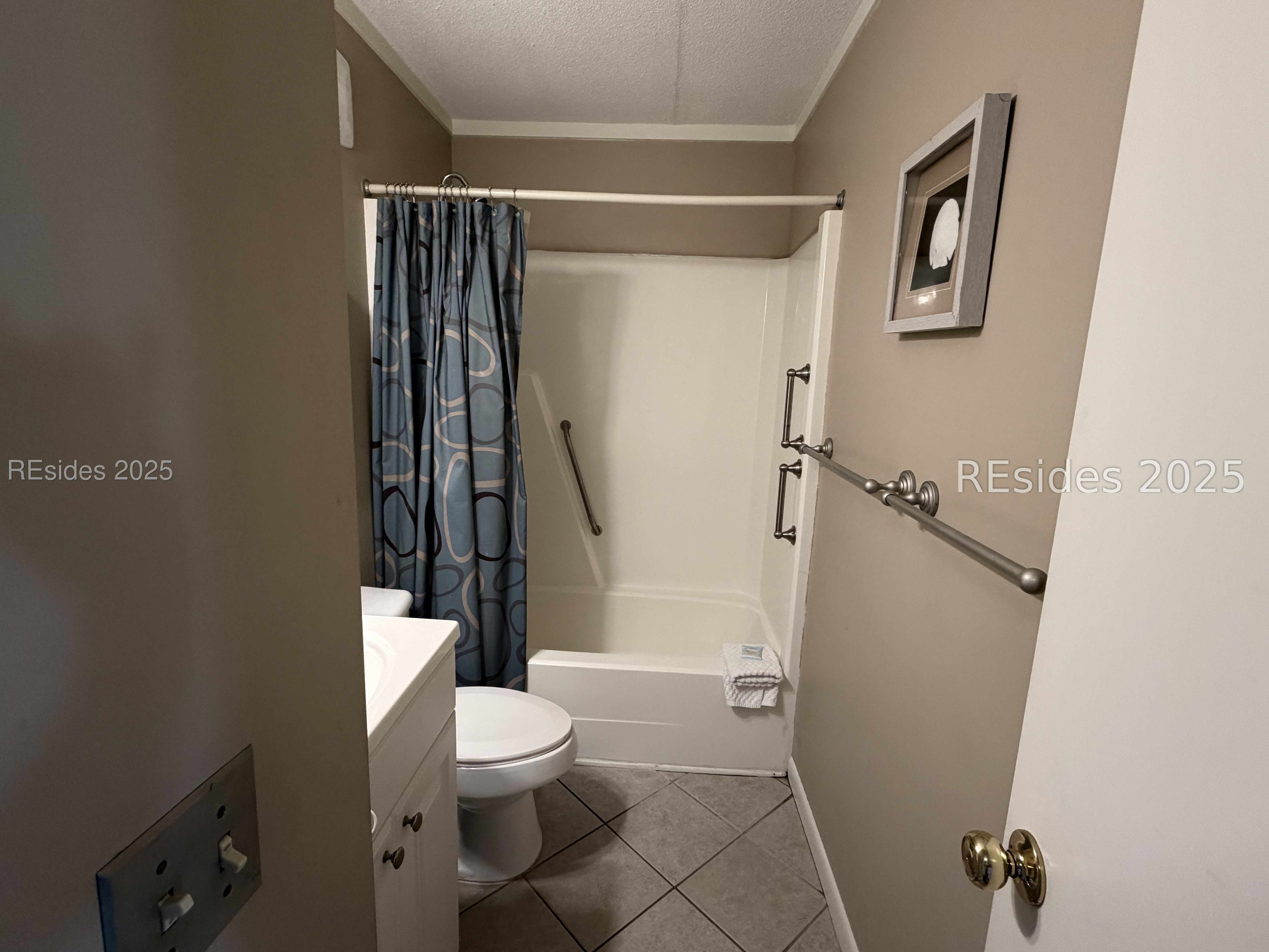 40 Folly Field Road, Unit 329 Hilton Head Island, SC 29928 - Photo 12 of 40 Guest bathroom