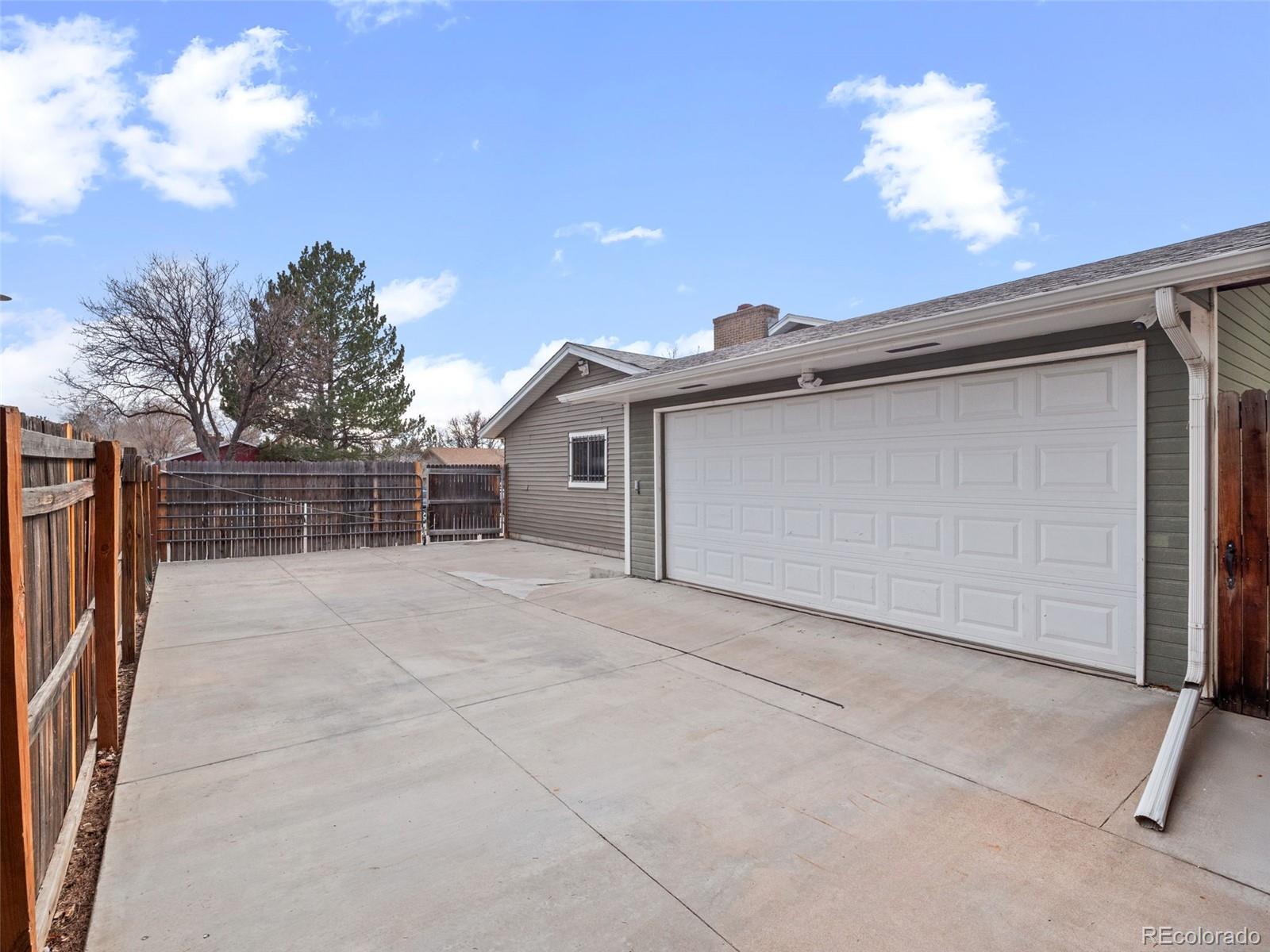 803 Nucla Street Aurora, CO 80011 - Photo 3 of 26