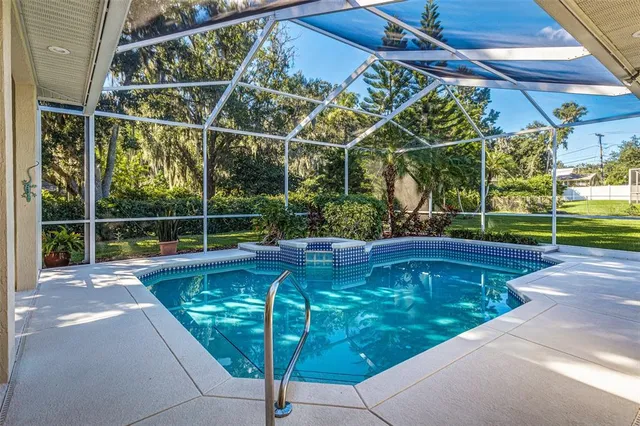 a view of a backyard