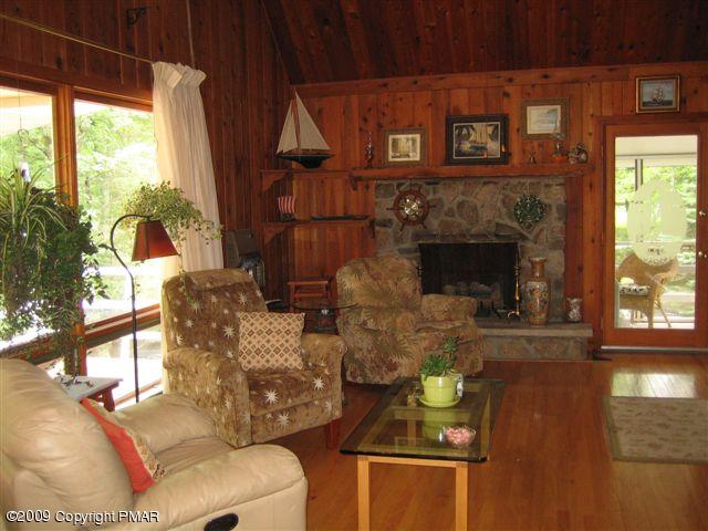 105 Oak Ridge Lane Cresco, PA 18326 - Photo 2 of 14 Living Room