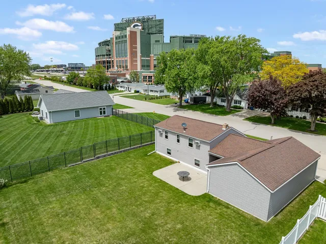 $749,900 | 893 Stadium Drive, Green Bay, WI 54304