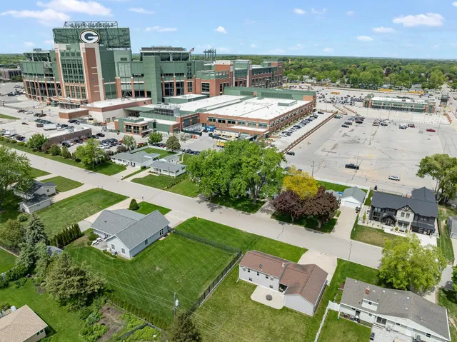 $749,900 | 893 Stadium Drive, Green Bay, WI 54304