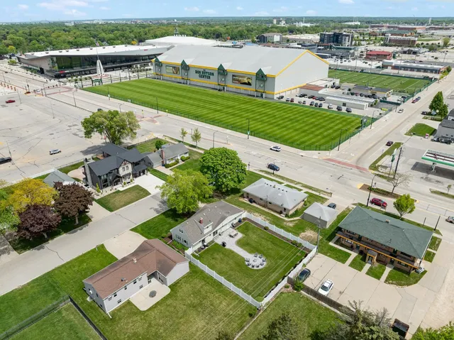 $749,900 | 893 Stadium Drive, Green Bay, WI 54304