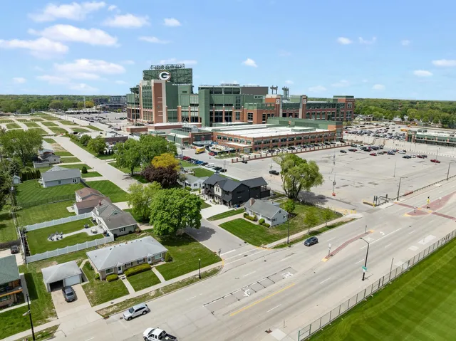 $749,900 | 893 Stadium Drive, Green Bay, WI 54304