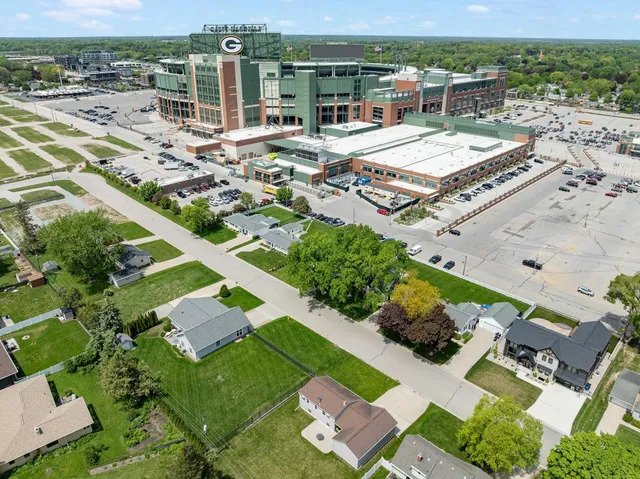 $749,900 | 893 Stadium Drive, Green Bay, WI 54304