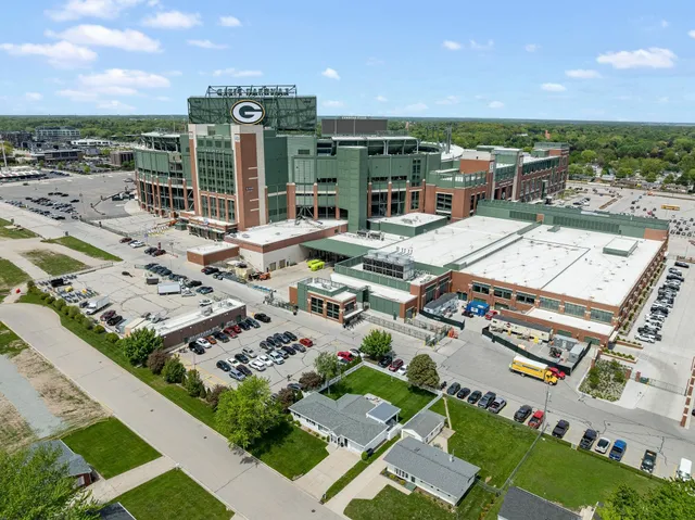 $749,900 | 893 Stadium Drive, Green Bay, WI 54304