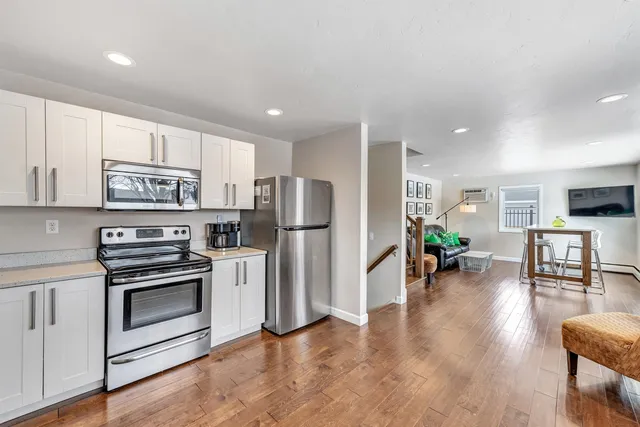 $749,900 | 893 Stadium Drive, Green Bay, WI 54304