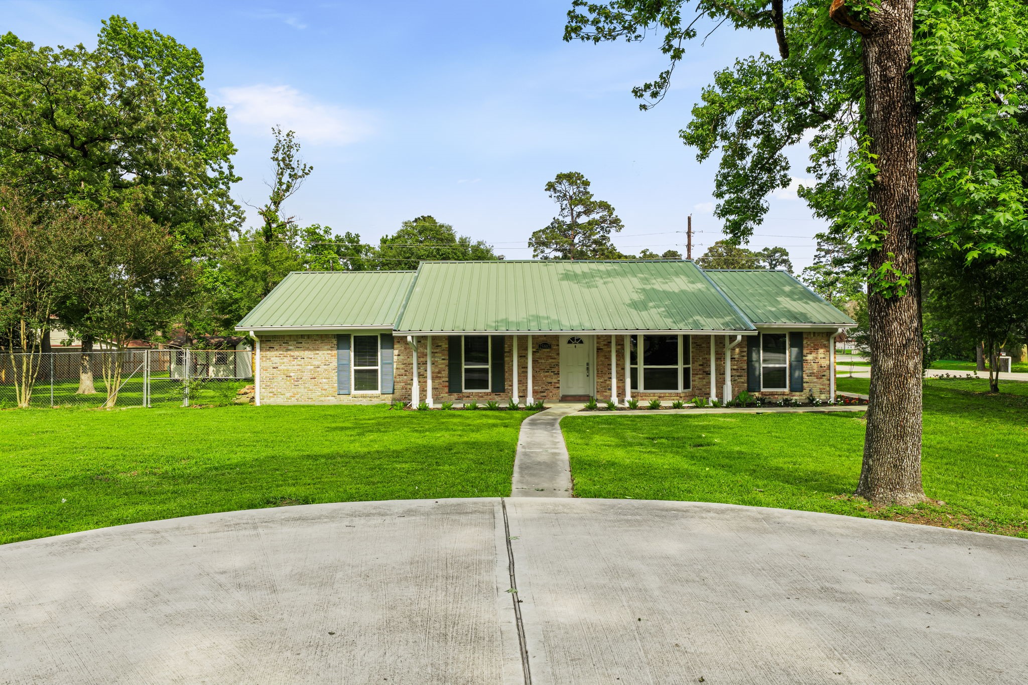 25802 Maplewood Drive Spring, TX 77386 - Photo 30 of 32 a front view of a house with a garden
