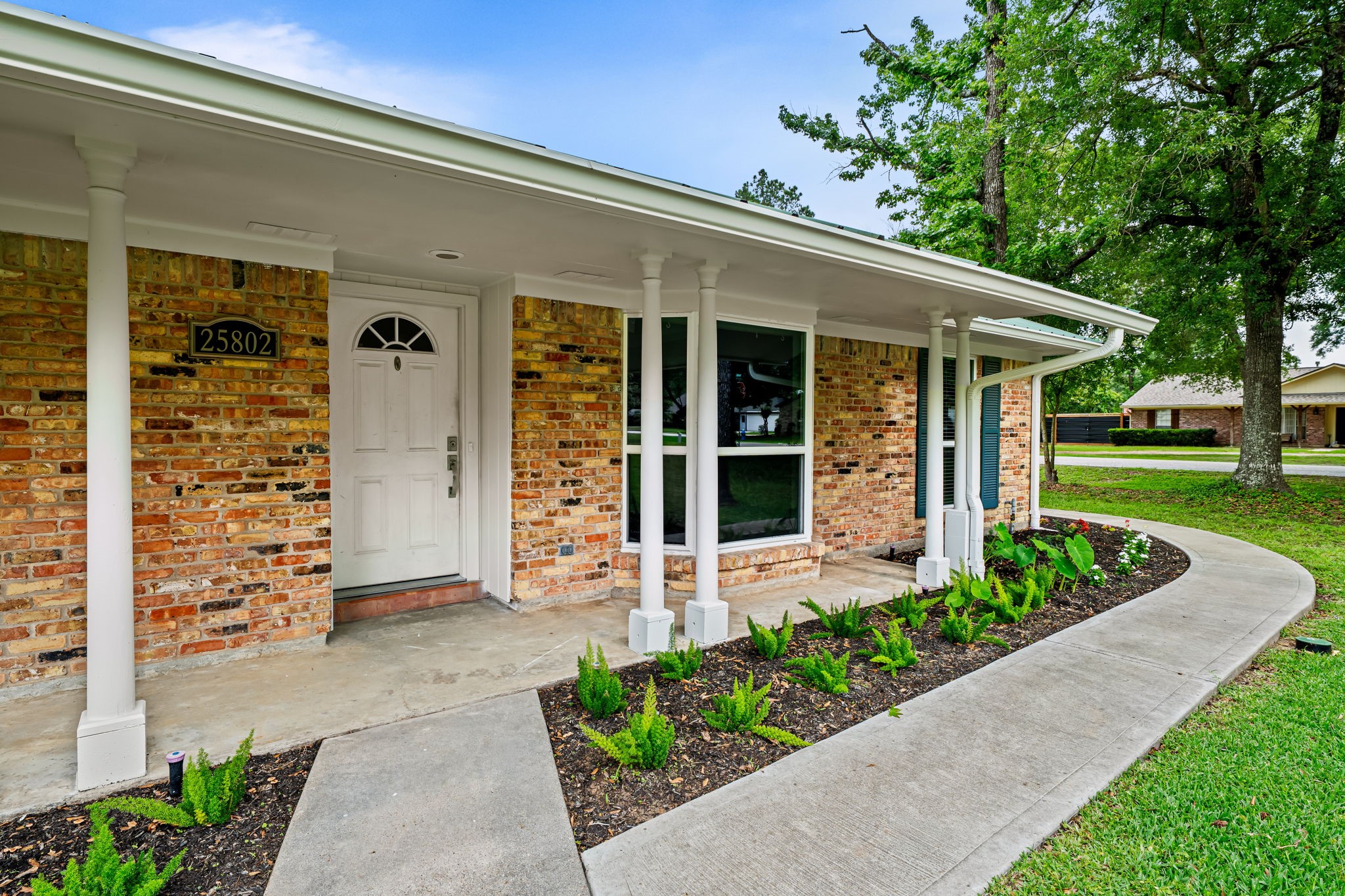 25802 Maplewood Drive Spring, TX 77386 - Photo 7 of 32 a front view of a house with garden